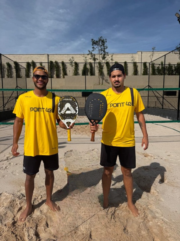 Professores Point 43 na quadra de beach tennis